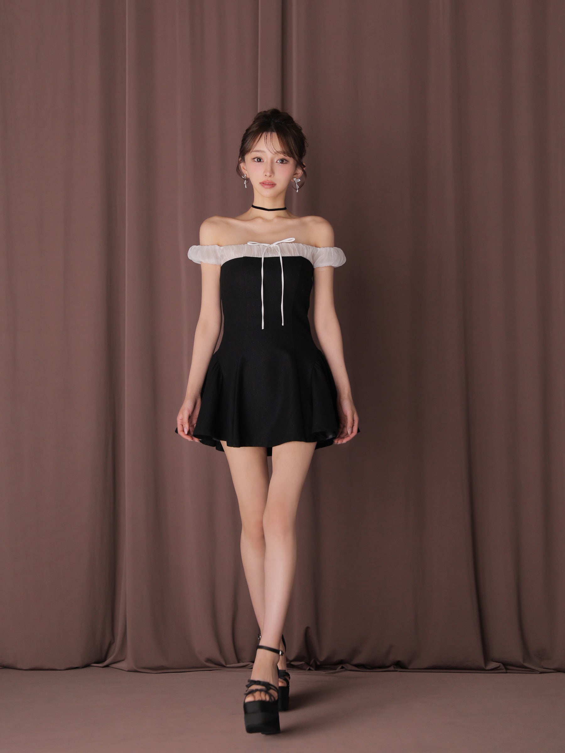 ★予約商品★【7月上旬頃入荷予定】【XSサイズあり】Glitter flannel off-the-shoulder mini dress (anier4058)